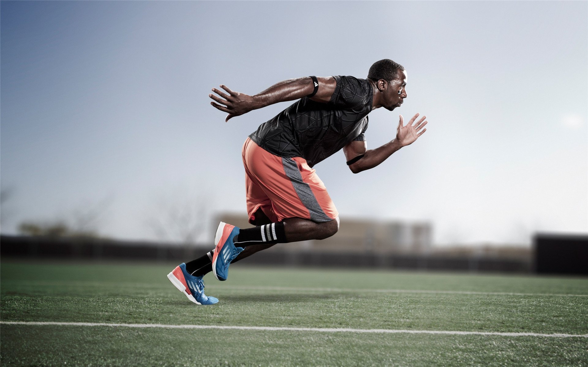 欧联杯半决赛对决在即！洛杉矶湖人演练定位球，洛杉矶快船密集防守应对