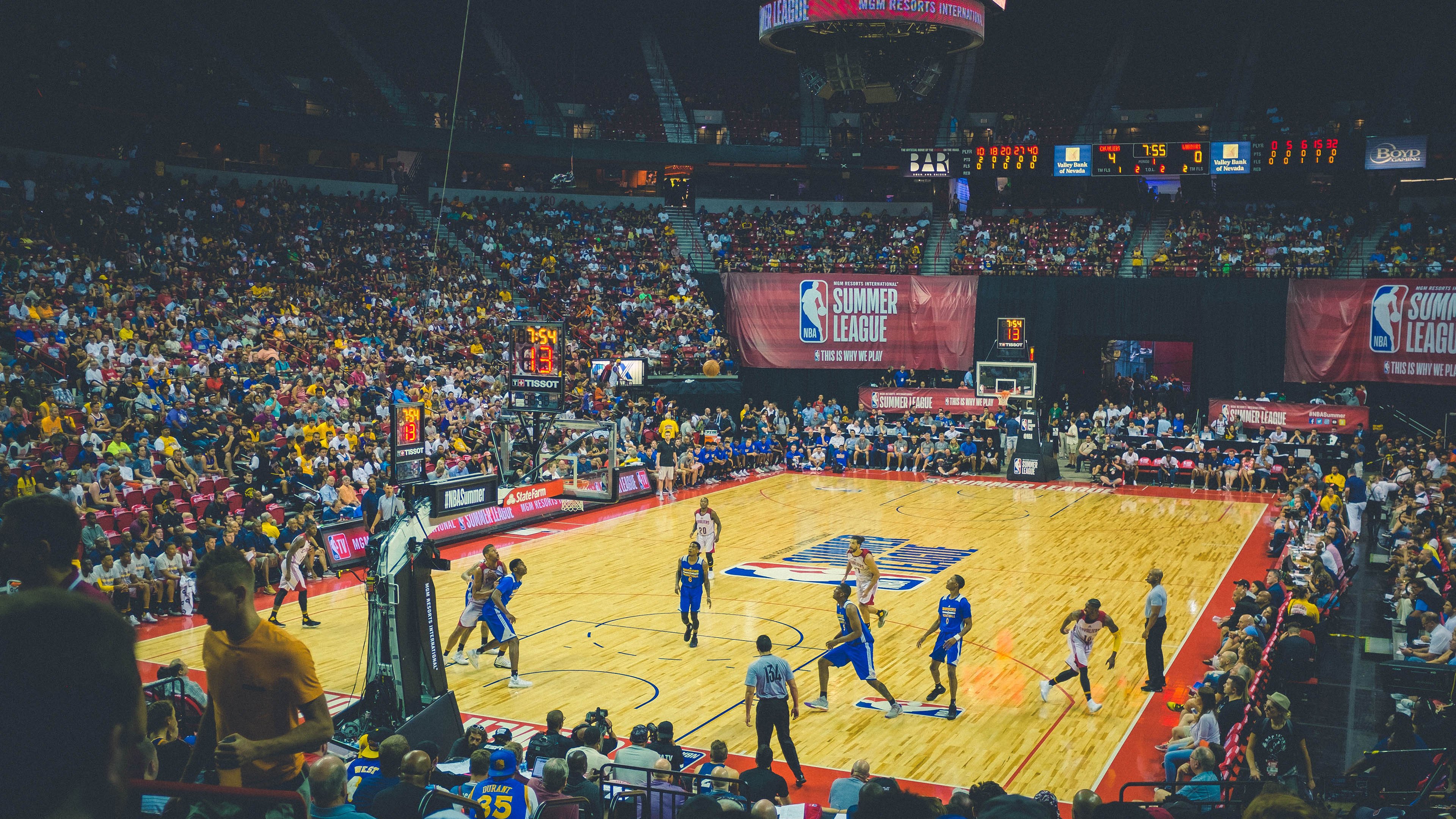 欧联杯半决赛对决在即！洛杉矶湖人演练定位球，洛杉矶快船密集防守应对